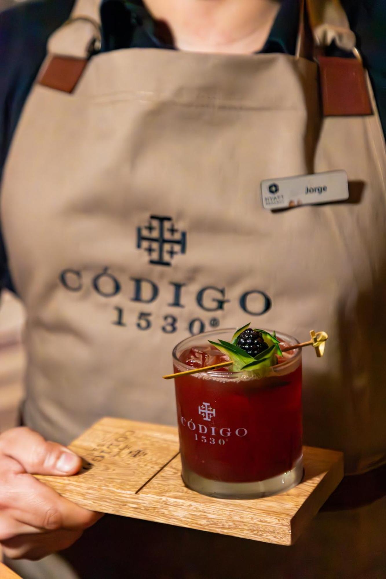Hyatt Regency Andares Guadalajara Hotel Zapopan Exterior foto A bartender wearing a Código 1530 shirt