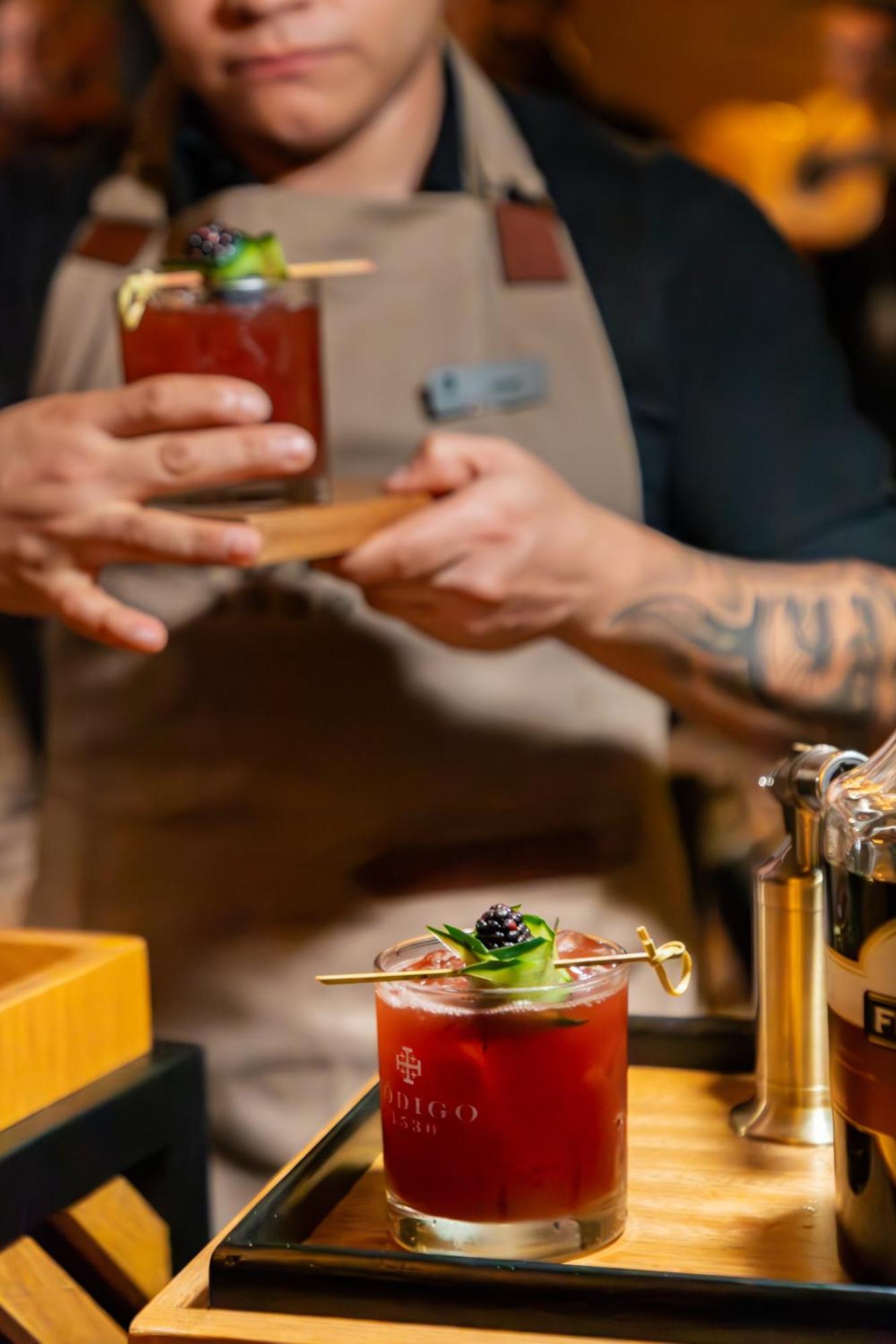 Hyatt Regency Andares Guadalajara Hotel Zapopan Exterior foto A bartender using a cocktail paddle to garnish a drink